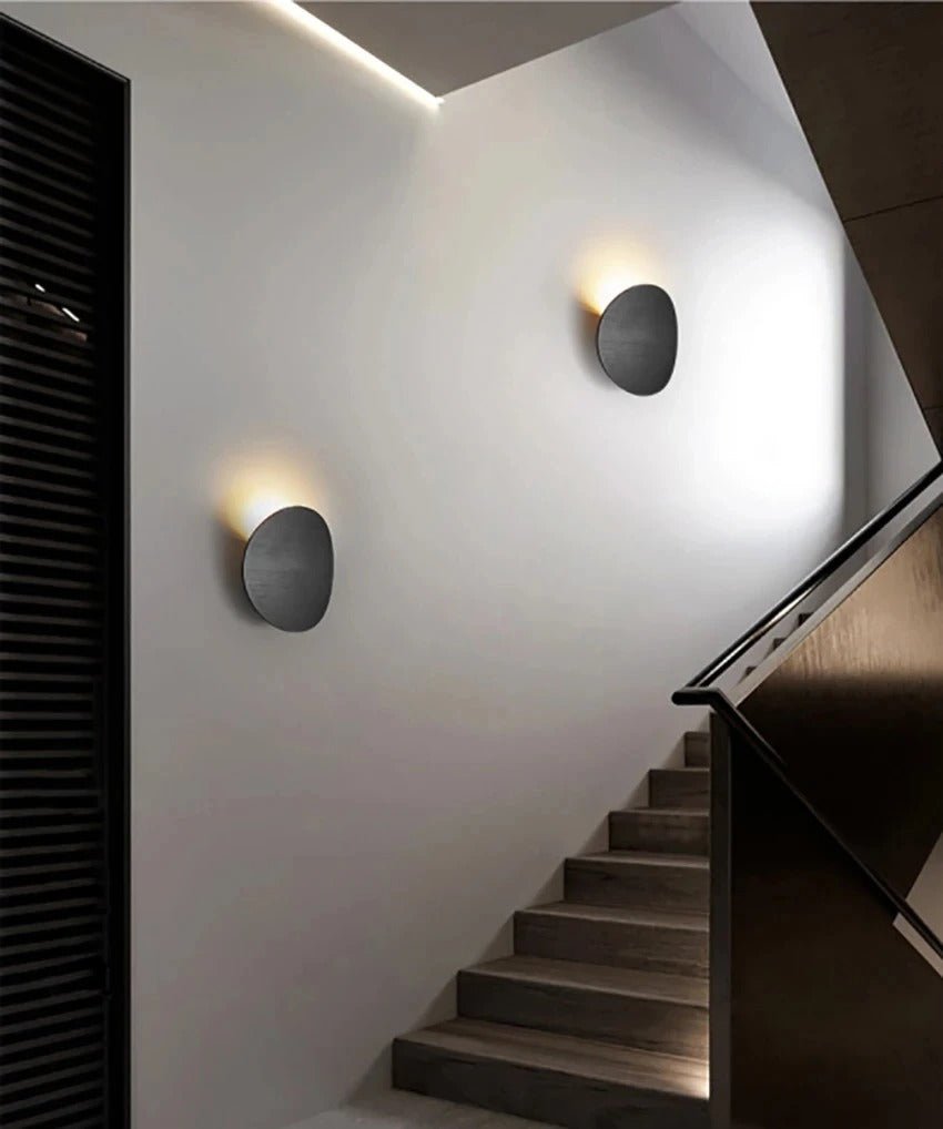 Applique murale LED en métal, design minimaliste – Frida — allumé en situation