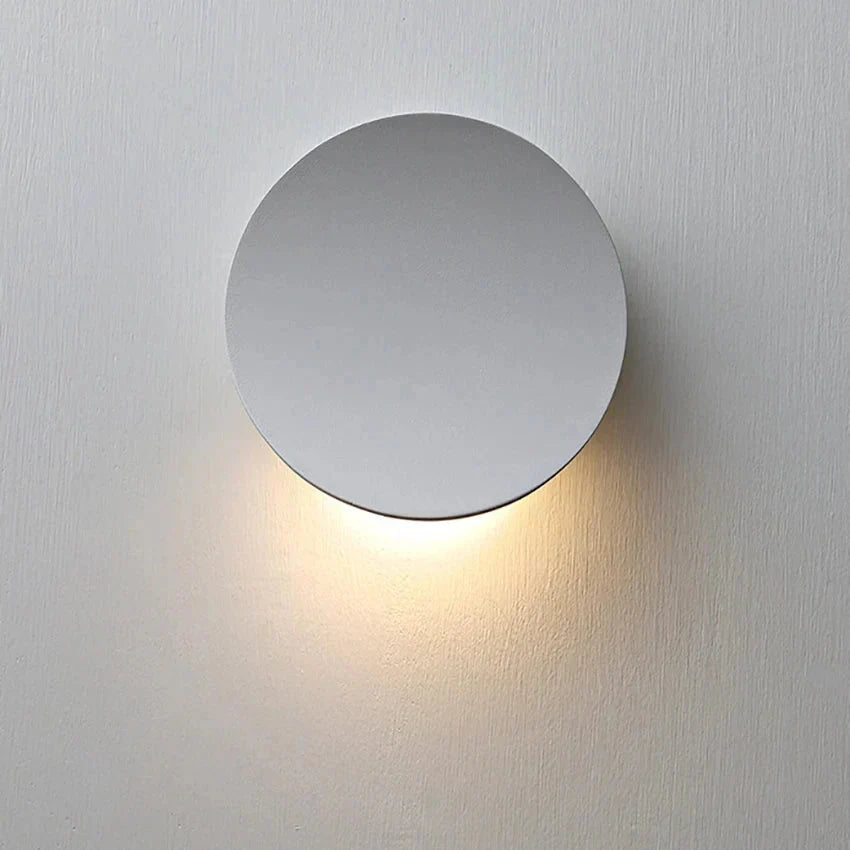 Applique murale LED en métal, design minimaliste – Frida — vue de trois quarts