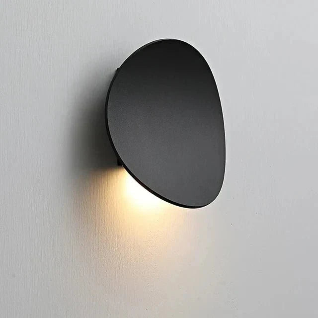 Applique murale LED en métal, design minimaliste – Frida — détail du système de fixation