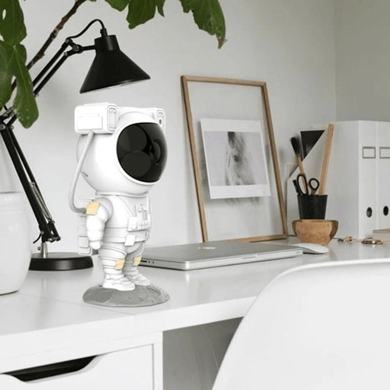 Projecteur galaxie astronaute 8 couleurs, USB – CosmoVoyager — vue de trois quarts
