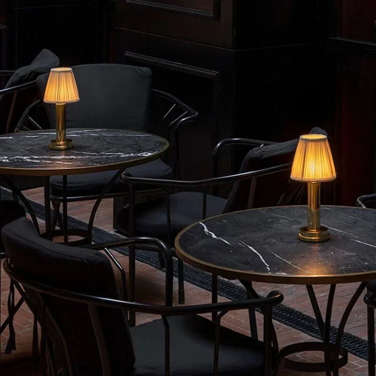 Lampe à poser sans fil abat-jour tissu aluminium – LuxeLoom — vue de profil