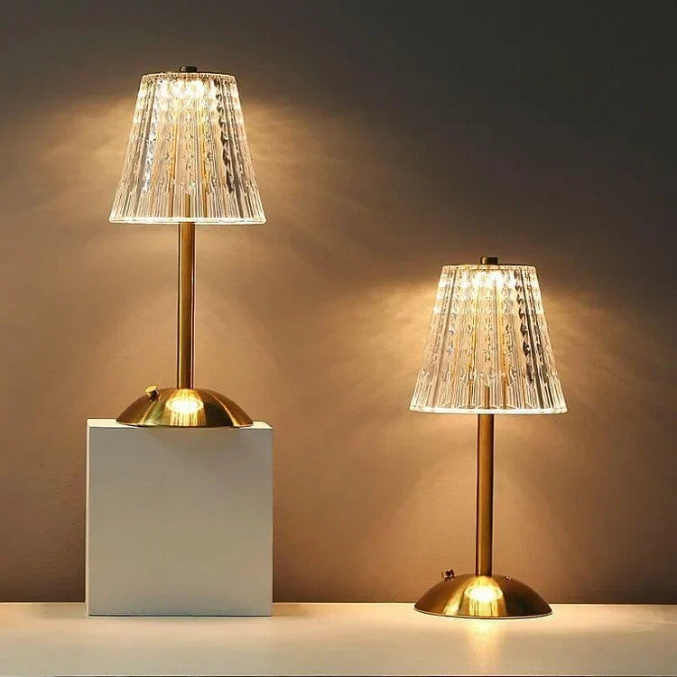 Lampe à poser en cristal et métal, tactile – CrystalGlow — allumé en situation