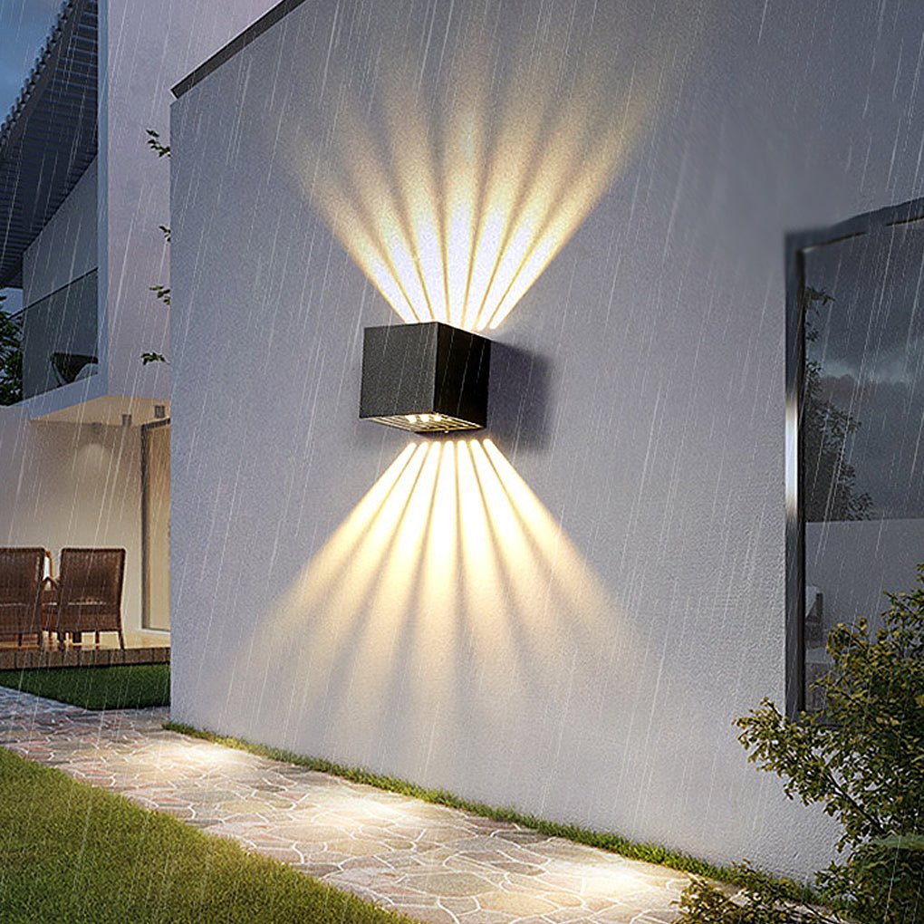Applique murale extérieure LED cristal texturé aluminium IP65 — allumé en situation