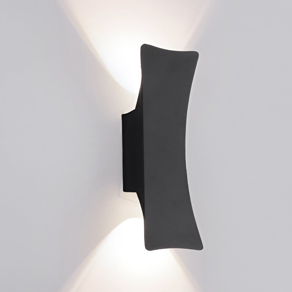 Applique murale extérieure LED haut et bas en aluminium – IP65 10 W — allumé en situation