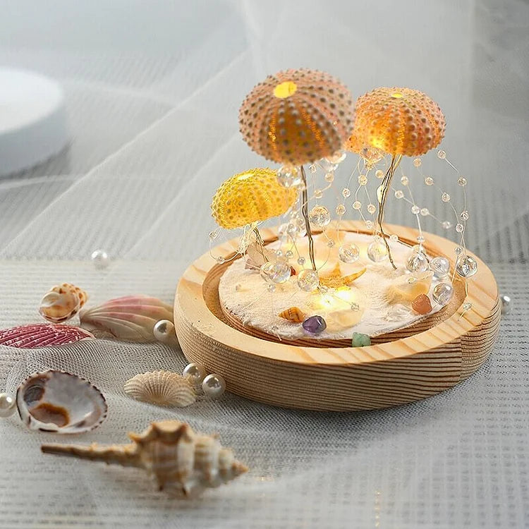 Lampe à poser DIY en coquille d'oursin, base dorée – LumiCraft — vue de face (2)