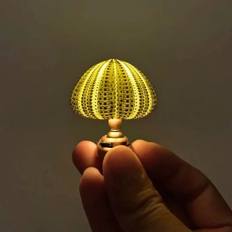 Lampe à poser DIY en coquille d'oursin, base dorée – LumiCraft — vue de profil