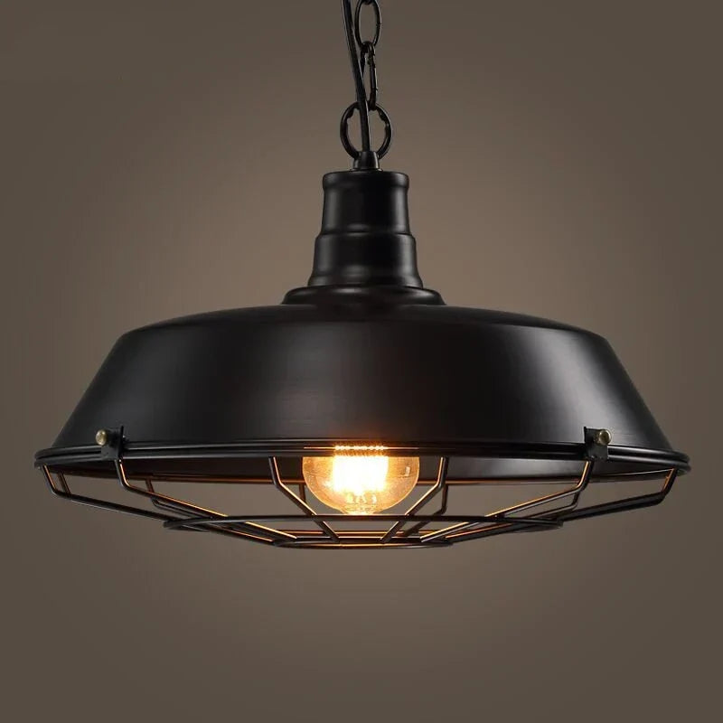 Suspension industrielle décorative en métal ajouré – Norex — mise en situation dans la pièce