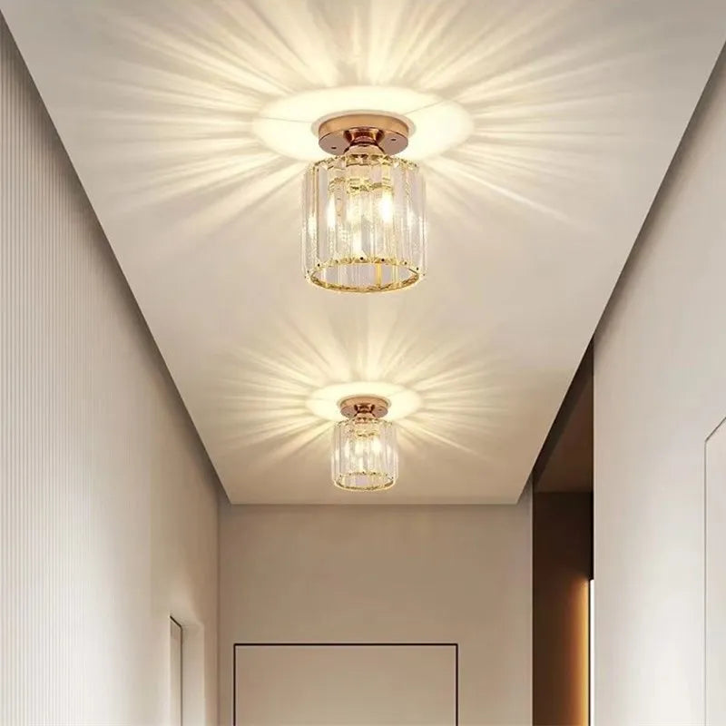 Plafonnier compact en cristal taillé et métal – Aurélia — mise en situation dans la pièce (3)