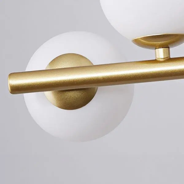 Suspension linéaire dorée à globes en verre opalin – Aurelis — vue de dessous