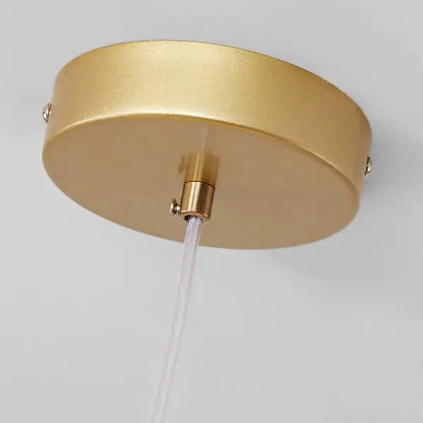 Suspension linéaire dorée à globes en verre opalin – Aurelis — détail du système de fixation