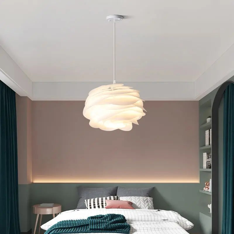 Suspension blanche sculptée en PVC Ø33 ou 43 cm – Aurelisa — vue de profil
