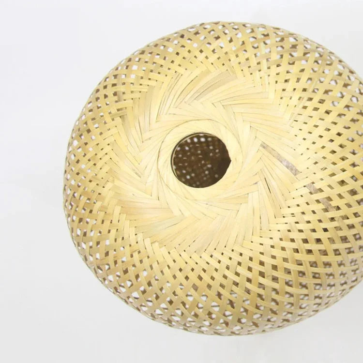 Suspension en bambou tressé forme cocon 22 cm – Calya — détail de la finition