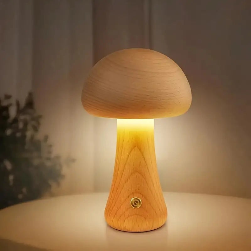 Lampe à poser LED bois de hêtre forme champignon – MushroomGlow — vue de trois quarts