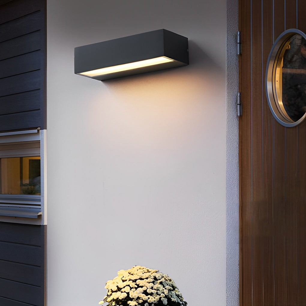Applique murale extérieure LED linéaire aluminium moulé noir — vue de trois quarts
