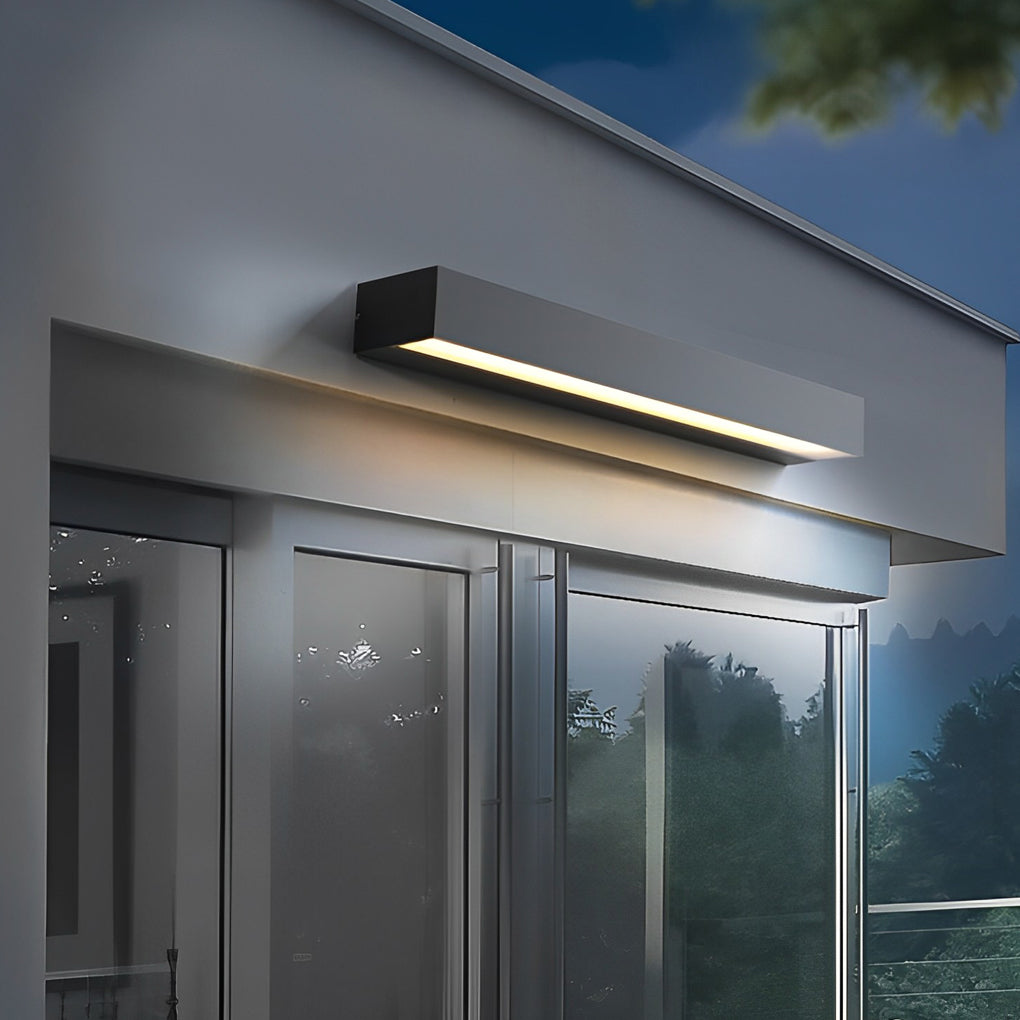 Applique murale extérieure LED linéaire aluminium moulé noir — détail du système de fixation