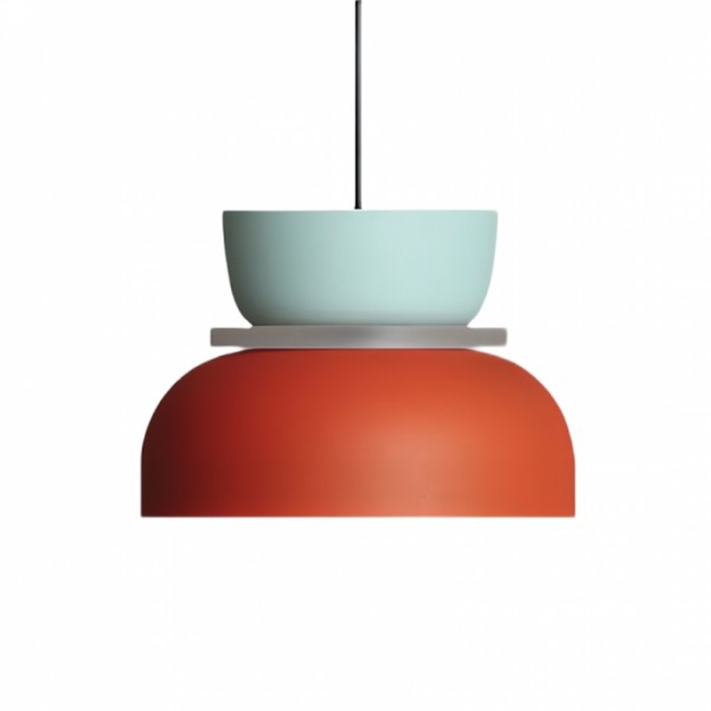 Suspension scandinave à accent bois, cordon réglable – macaron — allumé en situation