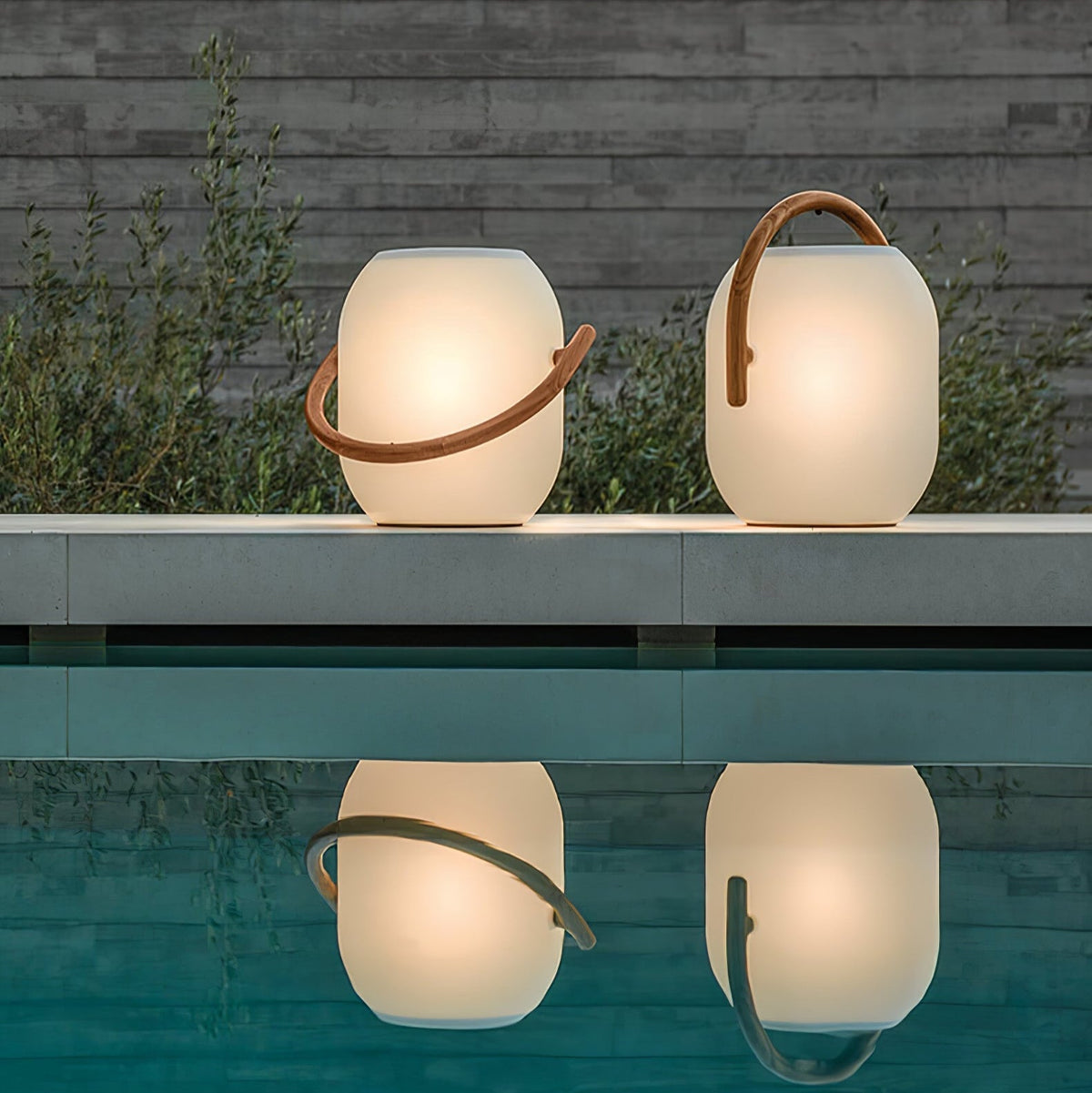 Lanterne solaire de jardin verre dépoli et bois – Noria — vue de face