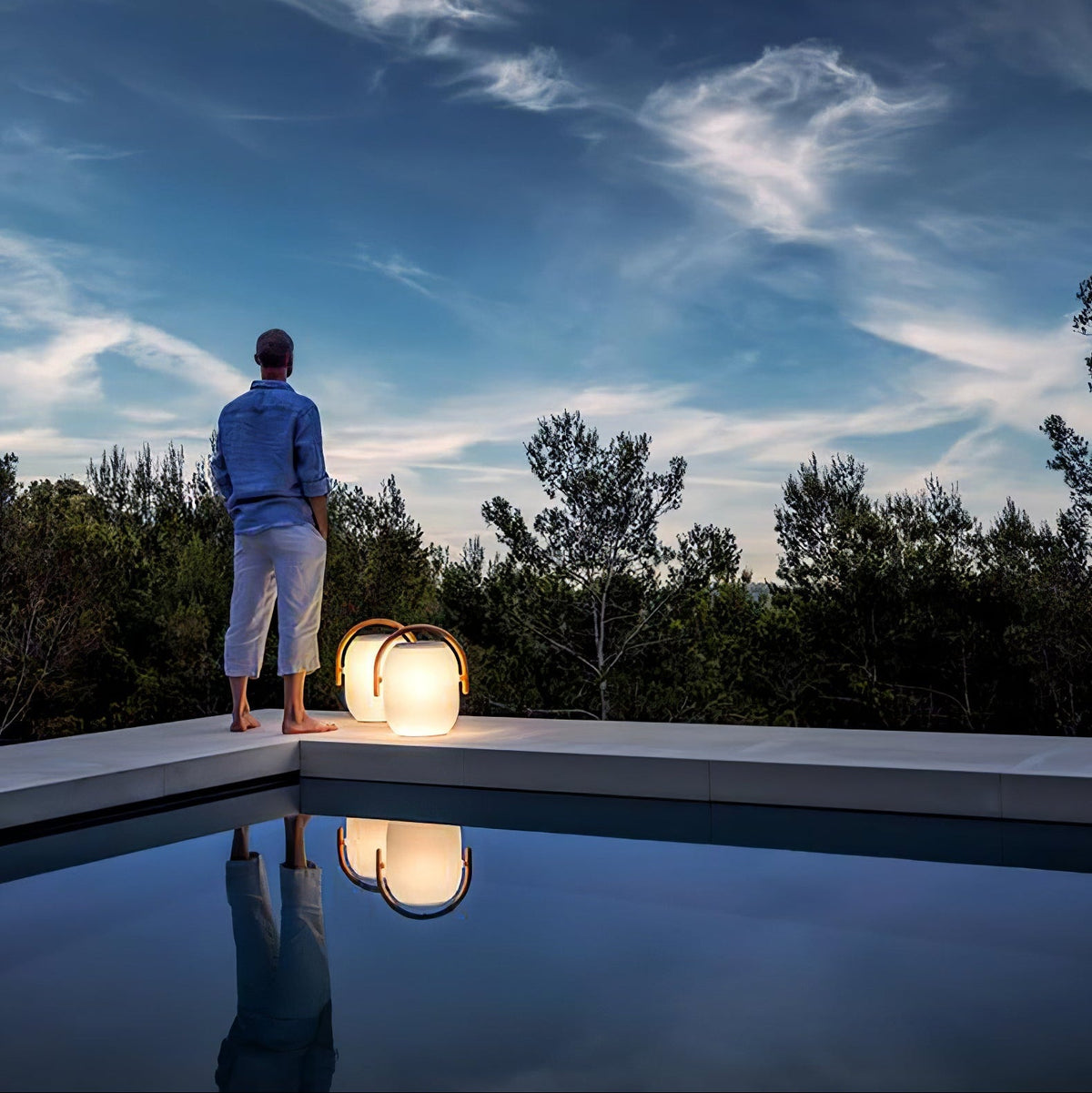 Lanterne solaire de jardin verre dépoli et bois – Noria — vue de trois quarts
