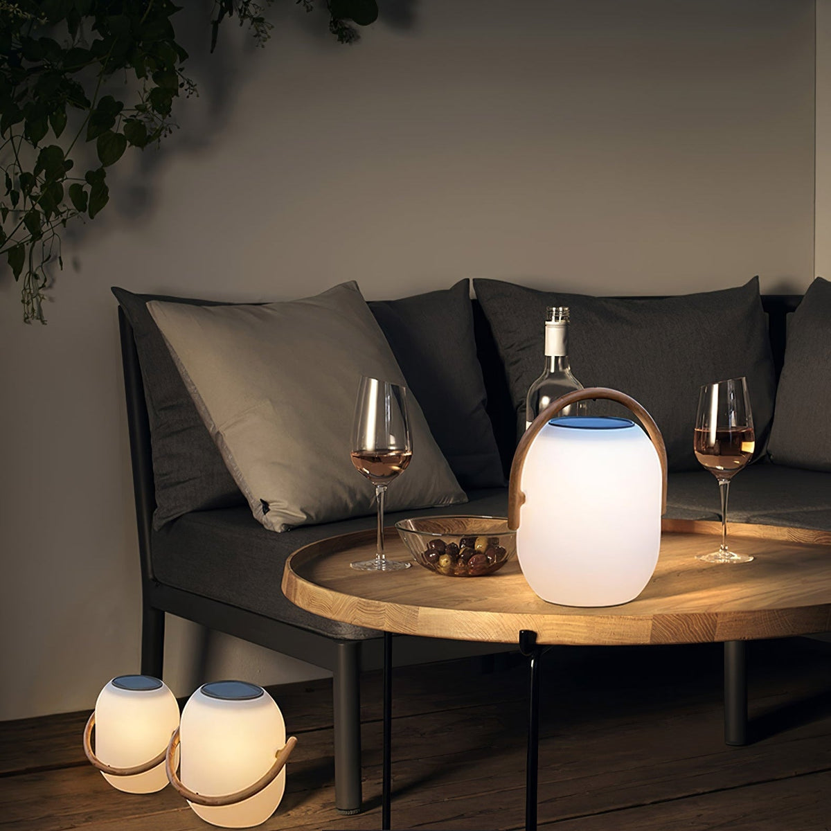 Lanterne solaire de jardin verre dépoli et bois – Noria — détail de la finition