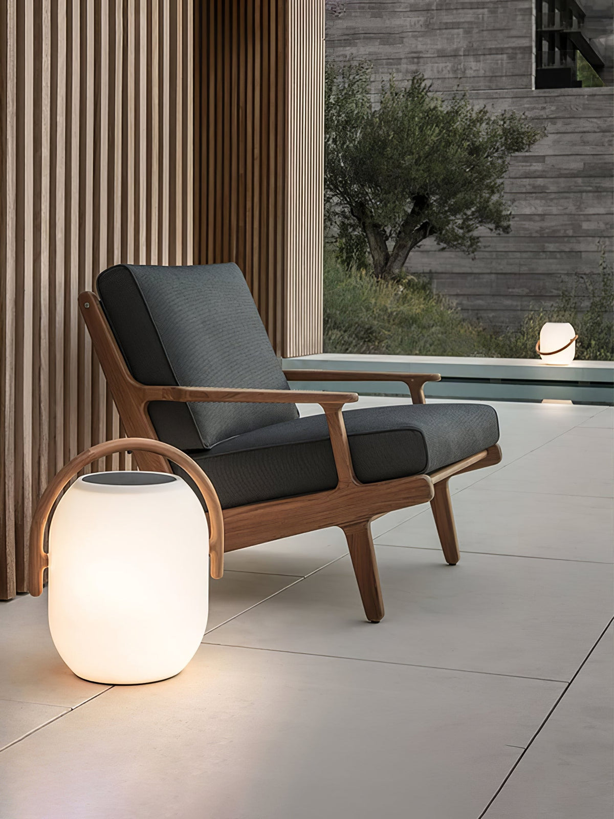 Lanterne solaire de jardin verre dépoli et bois – Noria — allumé en situation