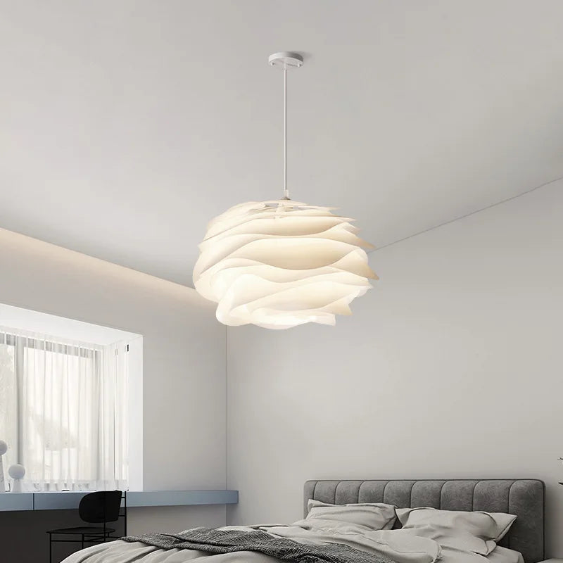 Suspension blanche sculptée en PVC Ø33 ou 43 cm – Aurelisa — allumé en situation