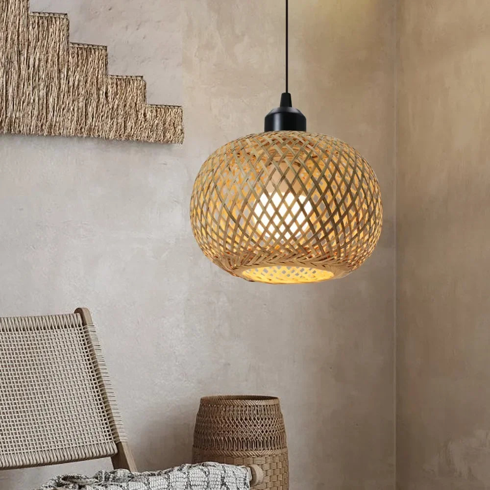 Suspension sphérique en bambou tressé Ø26 cm – Auraï — allumé en situation