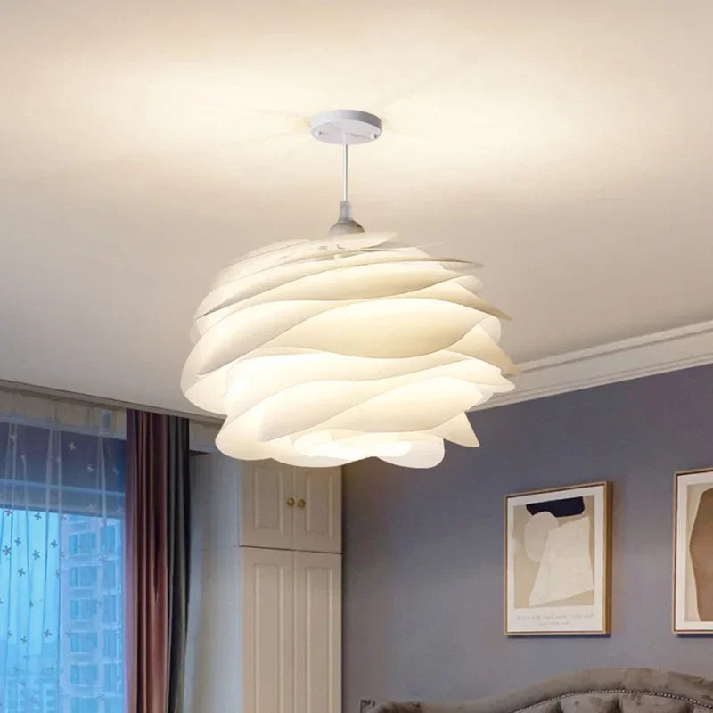 Suspension blanche sculptée en PVC Ø33 ou 43 cm – Aurelisa — allumé en situation (2)