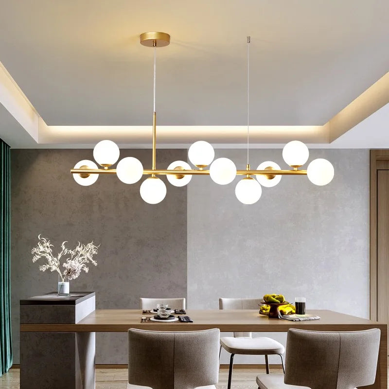 Suspension linéaire dorée à globes en verre opalin – Aurelis — allumé en situation