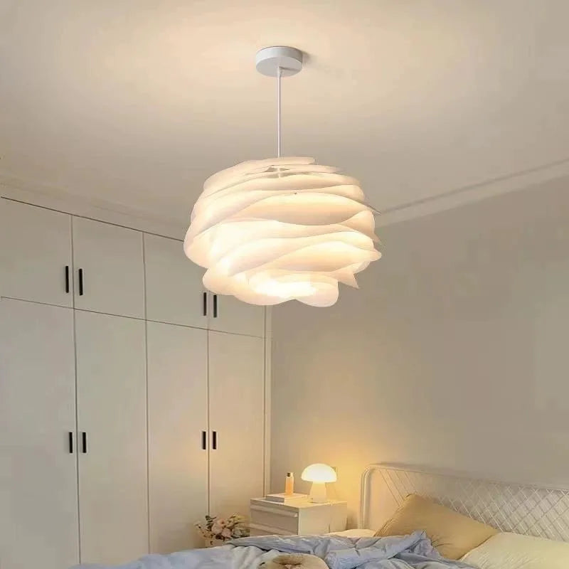 Suspension blanche sculptée en PVC Ø33 ou 43 cm – Aurelisa — mise en situation dans la pièce