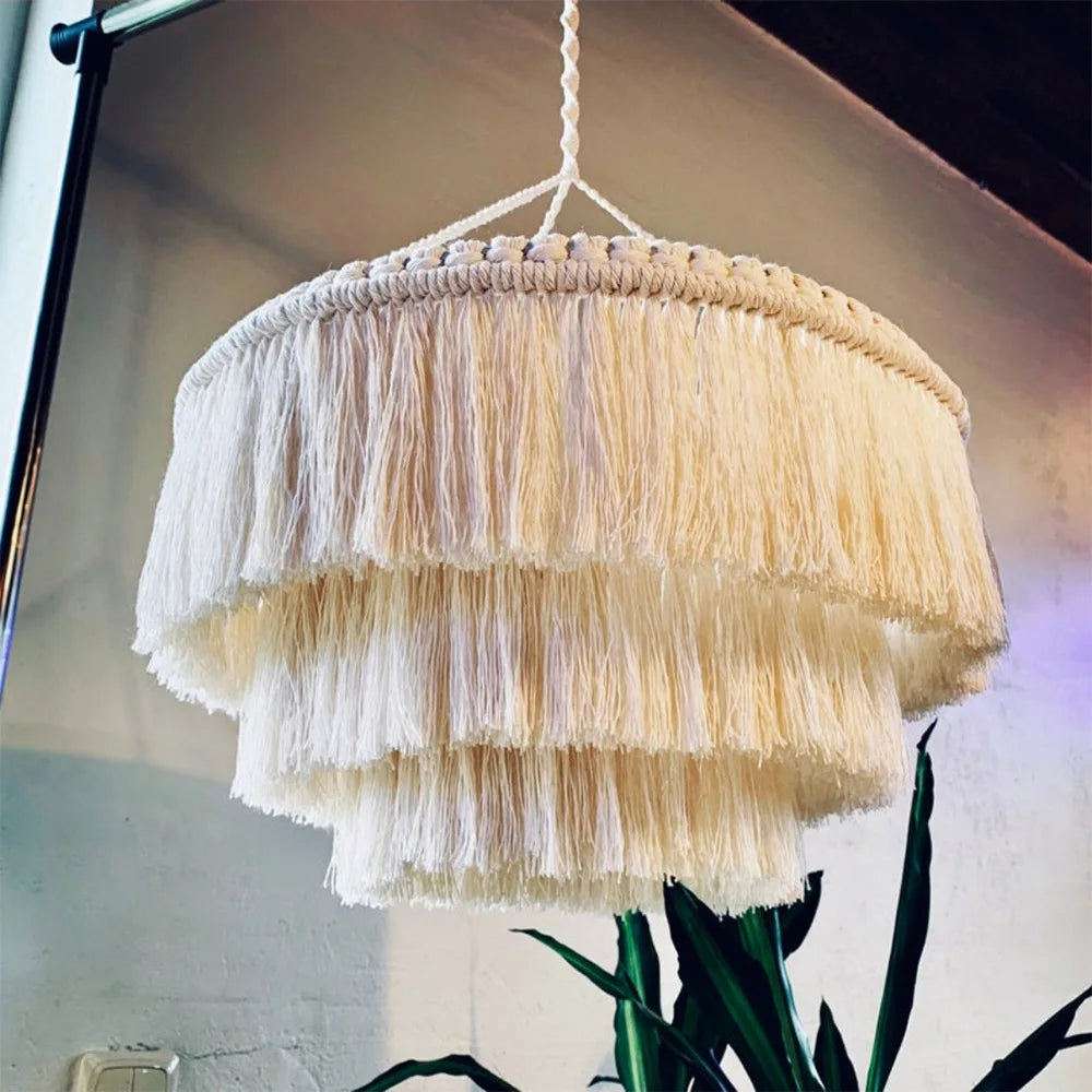 Suspension en macramé de coton 3 niveaux 30 cm – Seraya — allumé en situation