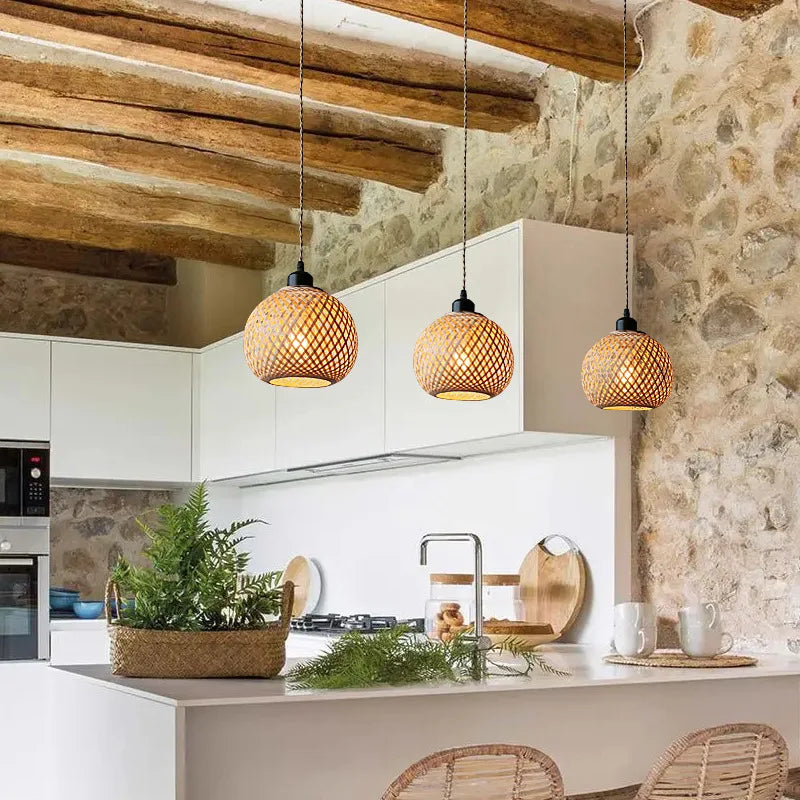 Suspension sphérique en bambou tressé Ø26 cm – Auraï — vue de trois quarts