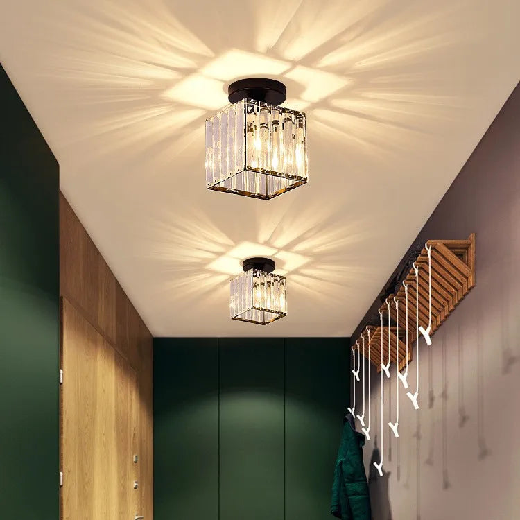 Plafonnier compact en cristal taillé et métal – Aurélia — allumé en situation (2)