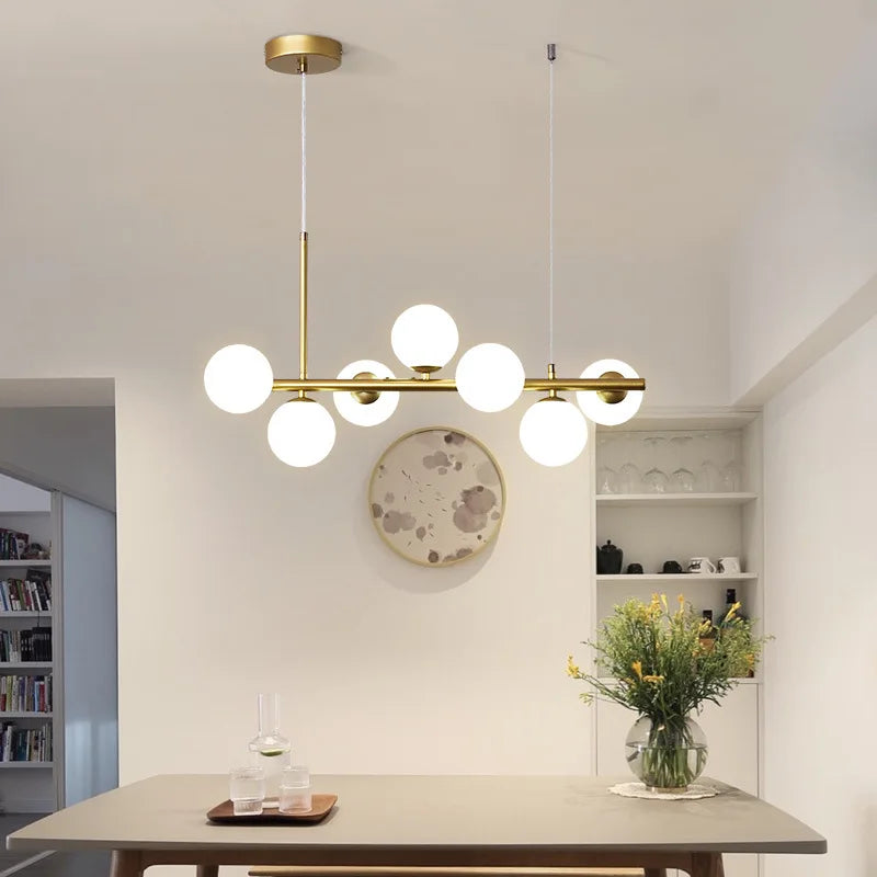 Suspension linéaire dorée à globes en verre opalin – Aurelis — détail de la finition