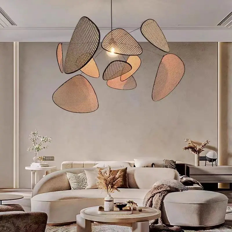 Suspension en rotin sculptée 60 à 120 cm dimmable – Aerelia — vue de trois quarts