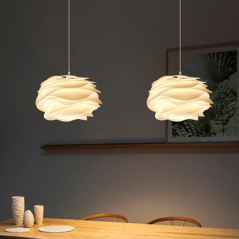 Suspension blanche sculptée en PVC Ø33 ou 43 cm – Aurelisa — détail de la finition