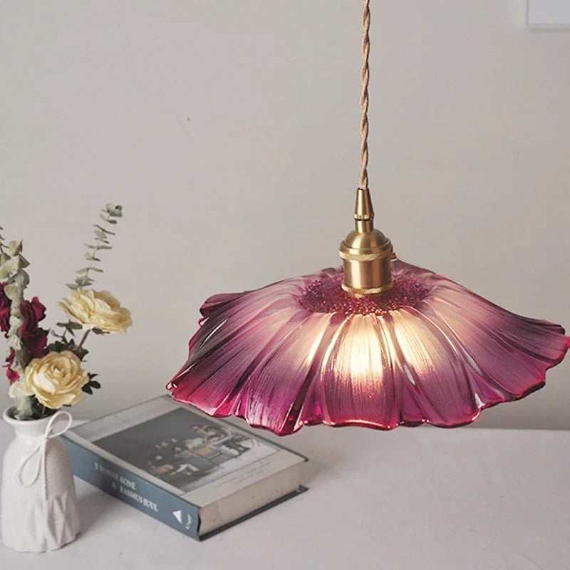 Suspension en verre sculpté forme florale Ø28 cm – Floréa — mise en situation dans la pièce (2)