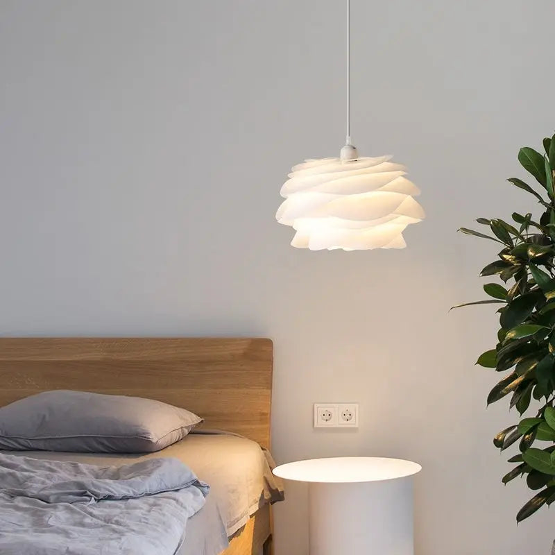 Suspension blanche sculptée en PVC Ø33 ou 43 cm – Aurelisa — vue de trois quarts (2)