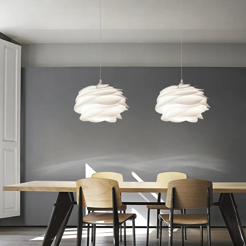 Suspension blanche sculptée en PVC Ø33 ou 43 cm – Aurelisa — vue de trois quarts