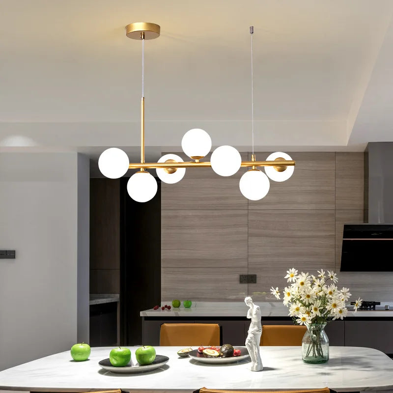 Suspension linéaire dorée à globes en verre opalin – Aurelis — vue de face