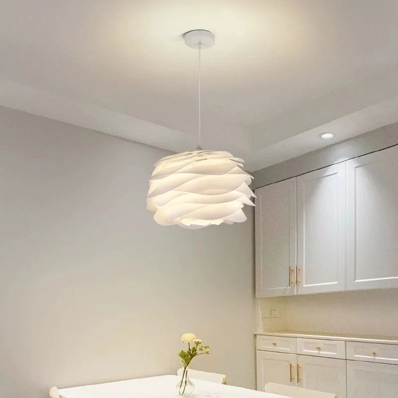 Suspension blanche sculptée en PVC Ø33 ou 43 cm – Aurelisa — vue de profil (2)