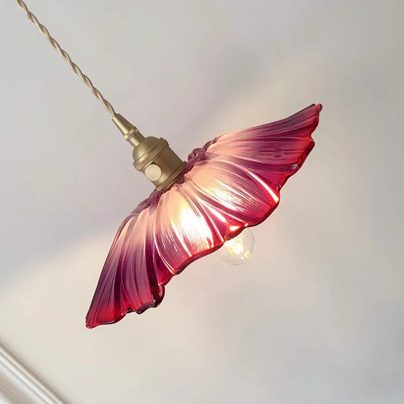Suspension en verre sculpté forme florale Ø28 cm – Floréa — détail de la matière (2)