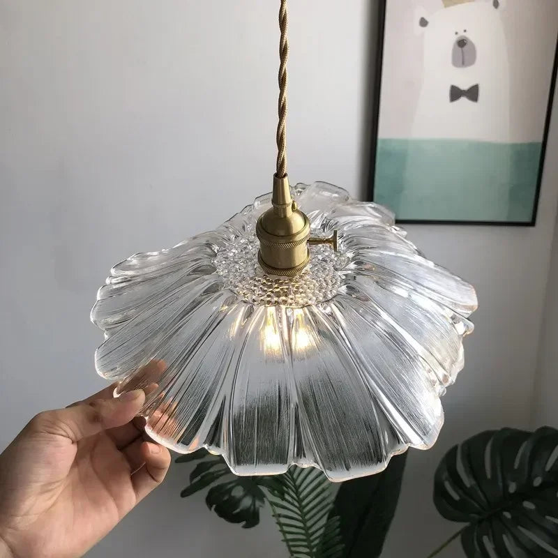 Suspension en verre sculpté forme florale Ø28 cm – Floréa — allumé en situation (3)