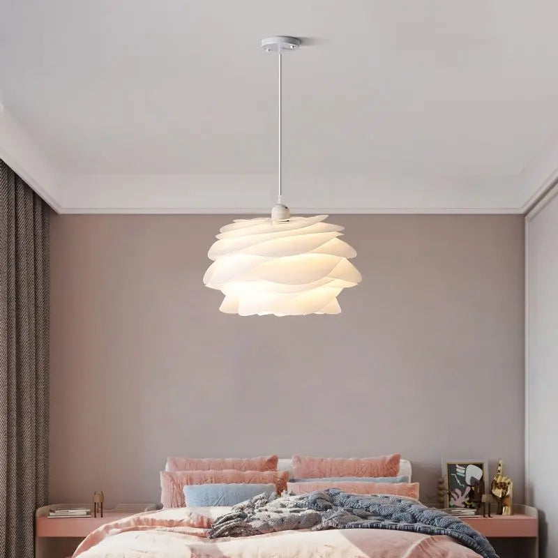 Suspension blanche sculptée en PVC Ø33 ou 43 cm – Aurelisa — détail de la matière