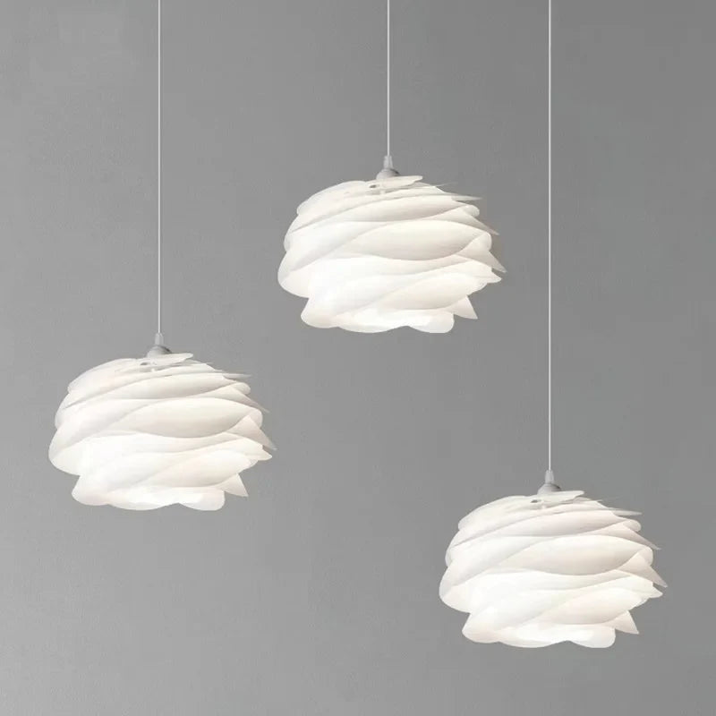 Suspension blanche sculptée en PVC Ø33 ou 43 cm – Aurelisa — détail de la finition (2)