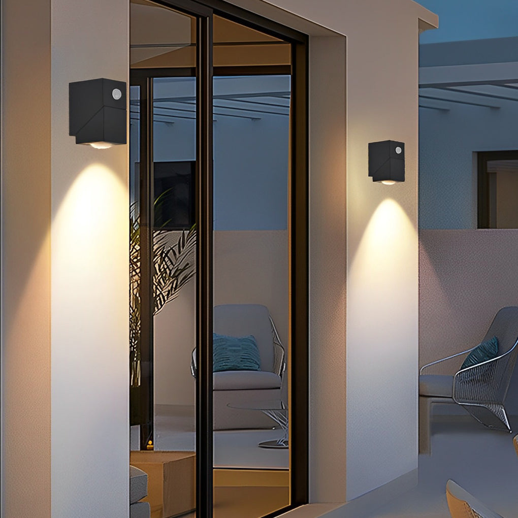 Applique murale extérieure LED orientable 180° aluminium IP65 — allumé en situation