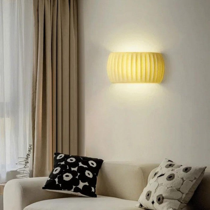Applique murale nervurée en résine, ampoule G9 – RibbedGlow — allumé en situation