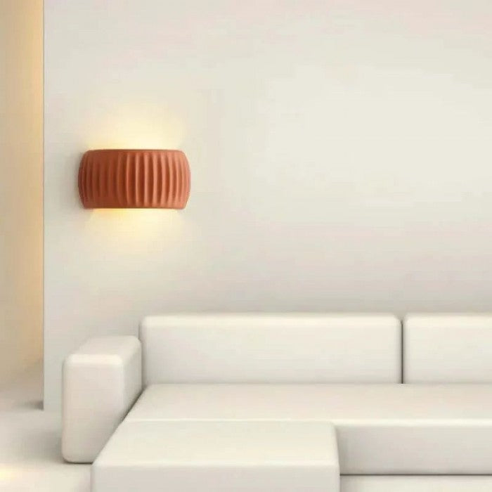 Applique murale nervurée en résine, ampoule G9 – RibbedGlow — vue de trois quarts