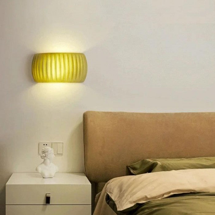 Applique murale nervurée en résine, ampoule G9 – RibbedGlow — vue de profil