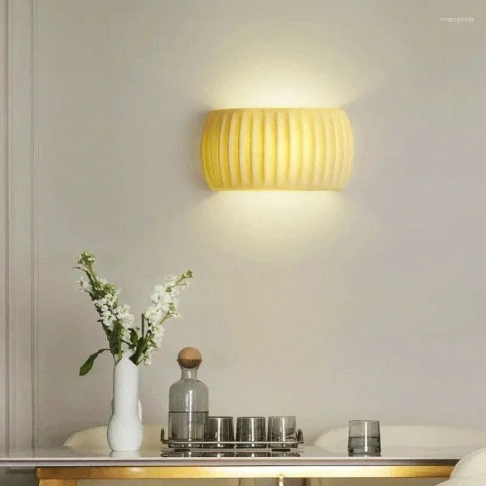 Applique murale nervurée en résine, ampoule G9 – RibbedGlow — vue de face