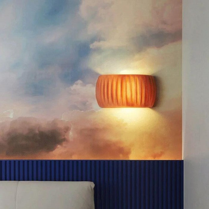 Applique murale nervurée en résine, ampoule G9 – RibbedGlow — allumé en situation (2)